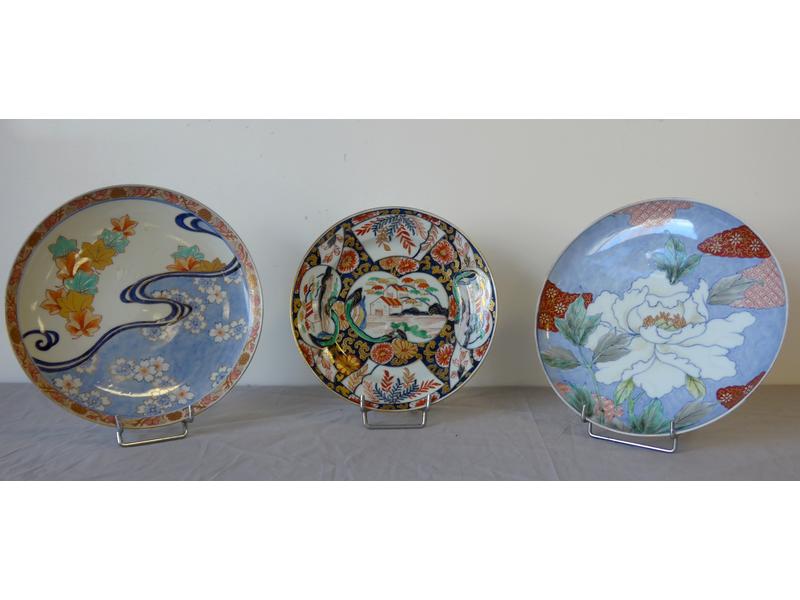 LOT DE TROIS ASSIETTES IMARI à décor de fleurs...