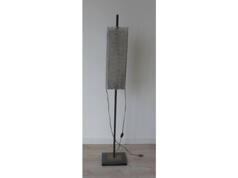 LAMPADAIRE en fer forgé et verre moulé rectangulaire,...