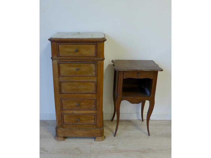 DEUX TABLES DE CHEVET l'une en chêne de style...