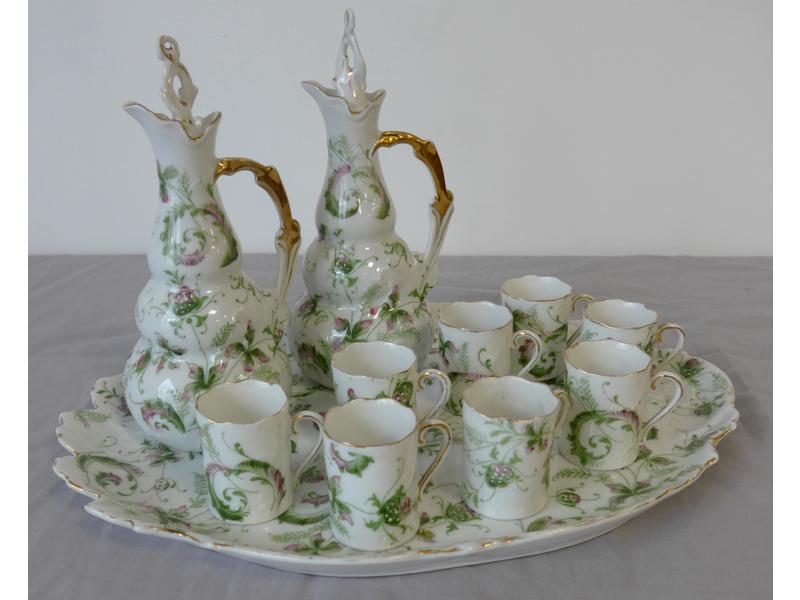 PARIS : service à liqueur en porcelaine blanche...