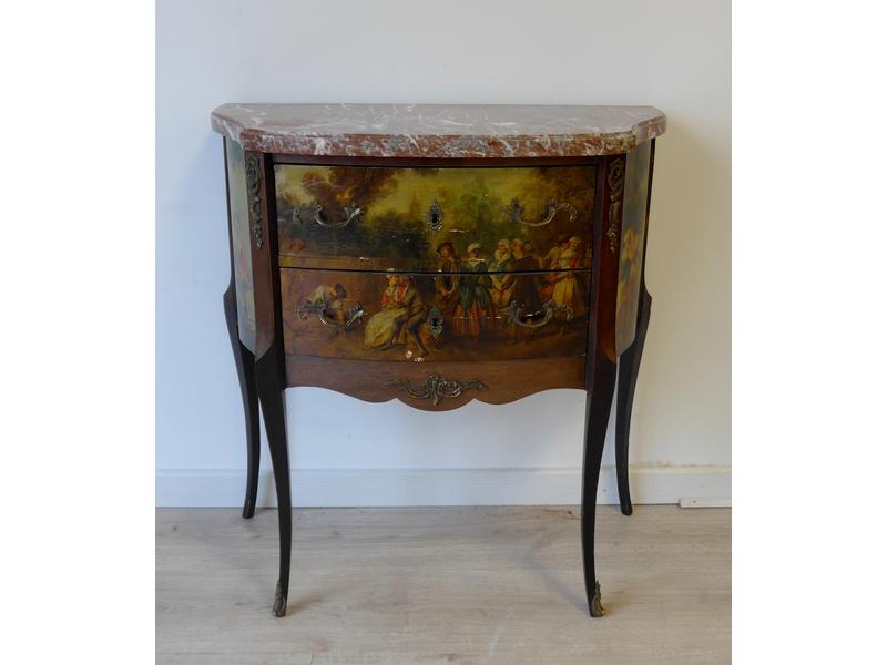 PETITE COMMODE galbée à décor toutes faces...