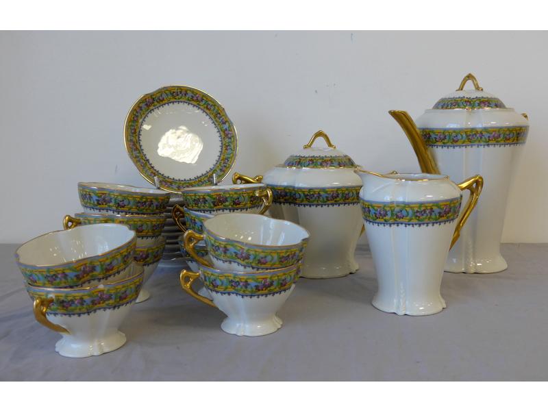 LIMOGES : SERVICE A THE en porcelaine blanche...