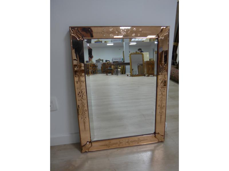 MIROIR rectangulaire dans un cadre en verre...