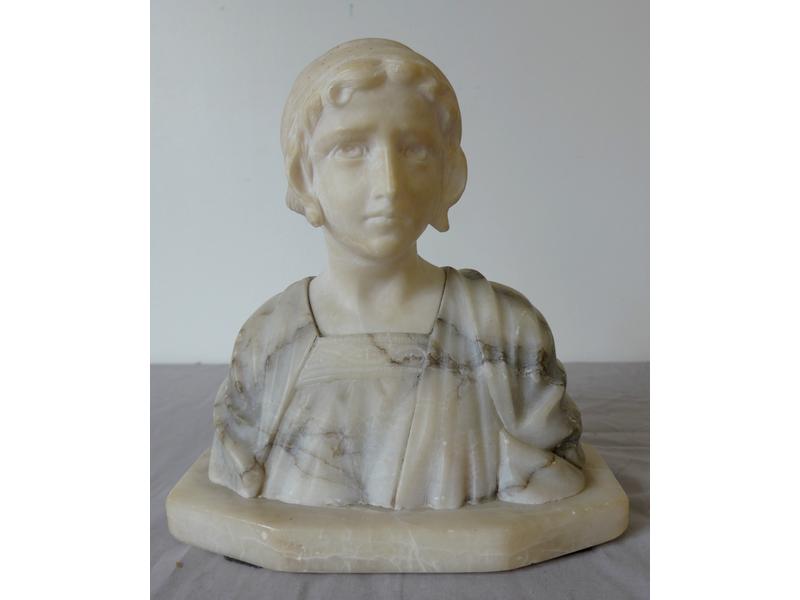 SCULPTURE en marbre blanc et gris veiné,...