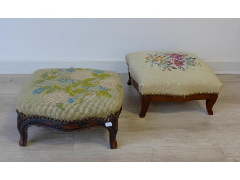 DEUX TABOURETS DE PIEDS en bois et tapisserie...