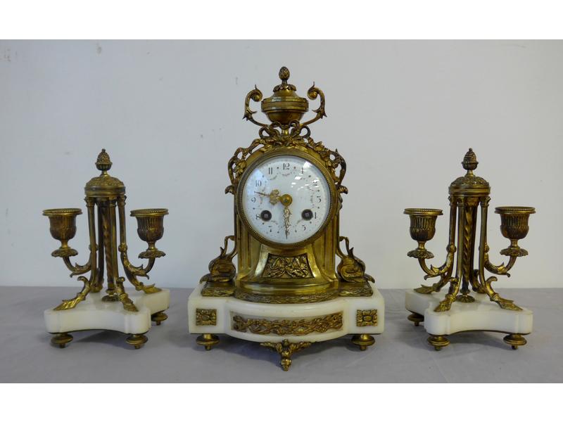 GARNITURE DE CHEMINEE en marbre blanc et...