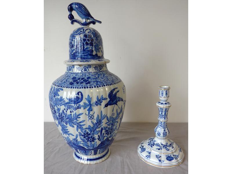 POTICHE en faïence de Delft à décor en camaïeux...