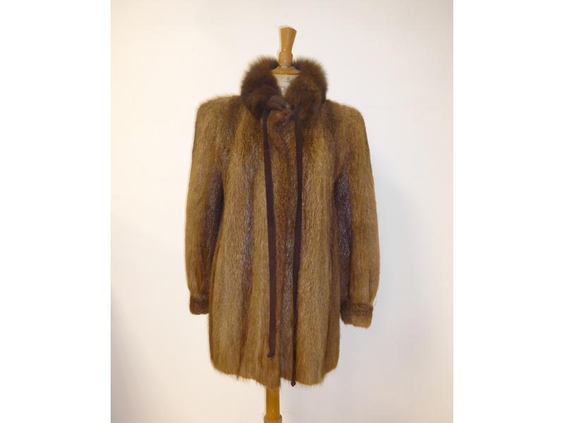 UN MANTEAU trois-quarts brun à deux fourrures...