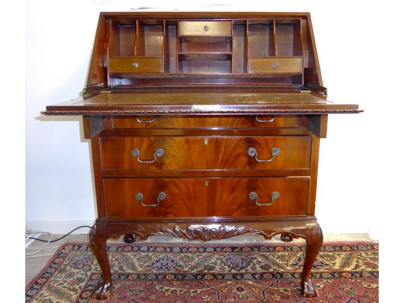 BUREAU de pente en acajou et placage d'acajou...