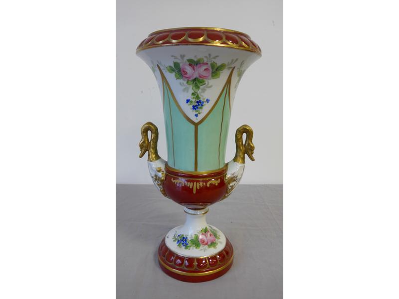 VASE sur piédouche en porcelaine à deux anses...