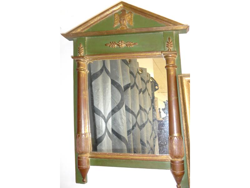 PETIT MIROIR dans un cadre à fronton laqué...