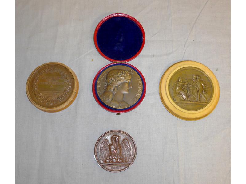 QUATRE MEDAILLES, deux en bronze, l'une du...