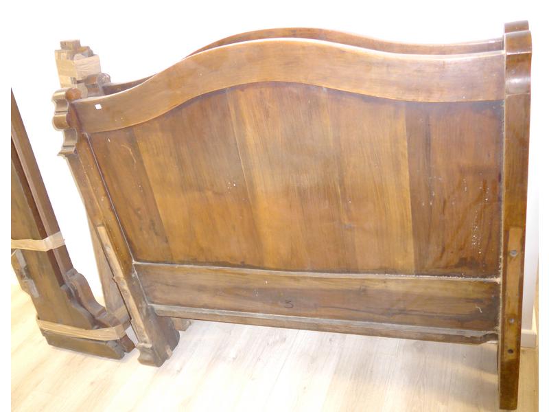 LIT type bateau en noyer mouluré. Couchage...