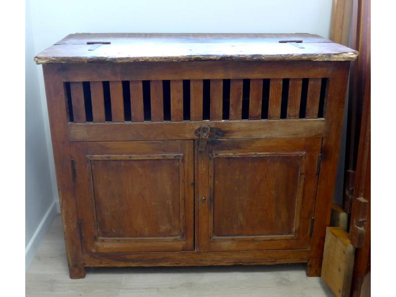 PETIT BUFFET en bois ouvrant par un coffre...
