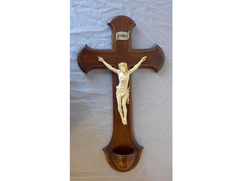 CRUCIFIX en ivoire sur une croix en acaj...