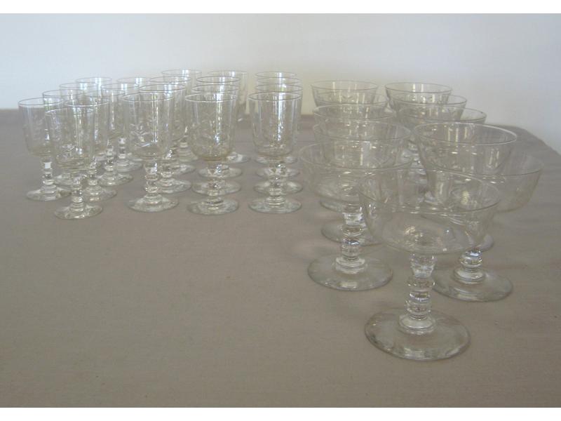 ENSEMBLE DE VERRES EN CRISTAL, modèle à motifs...