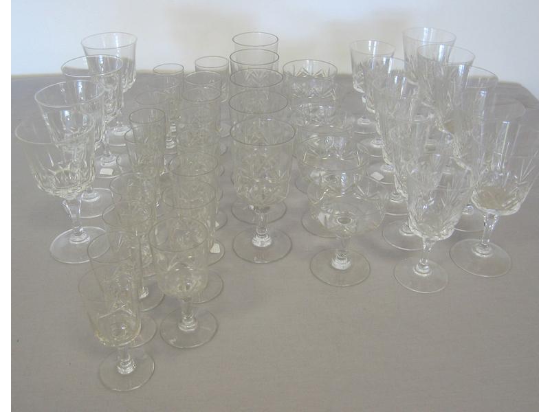 ENSEMBLE DE VERRES EN CRISTAL, comprenant...