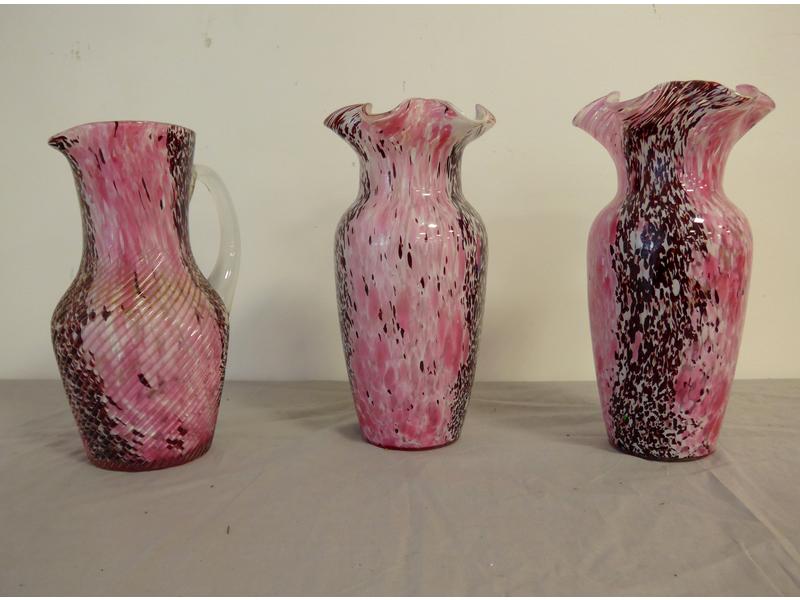 CLICHY : CARAFE et DEUX VASES de forme balustre...