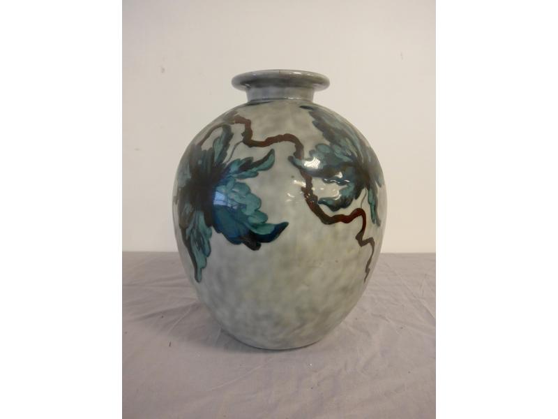 LIMOGES : VASE BOULE en porcelaine polychrome...