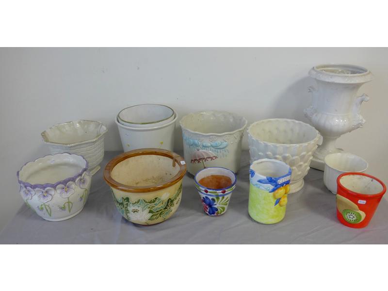 LOT D'ENVIRON DOUZE CACHE-POTS en porcelaine...