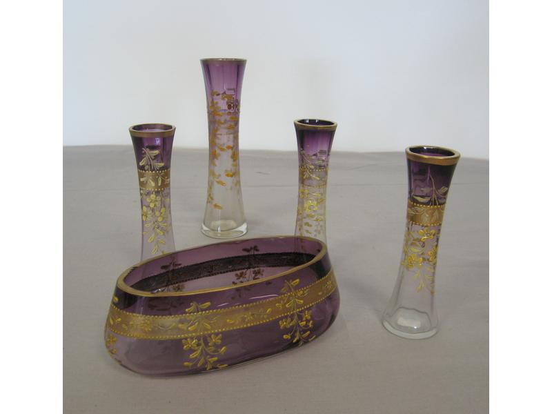 SUITE de CINQ VASES en verres teinté violet...