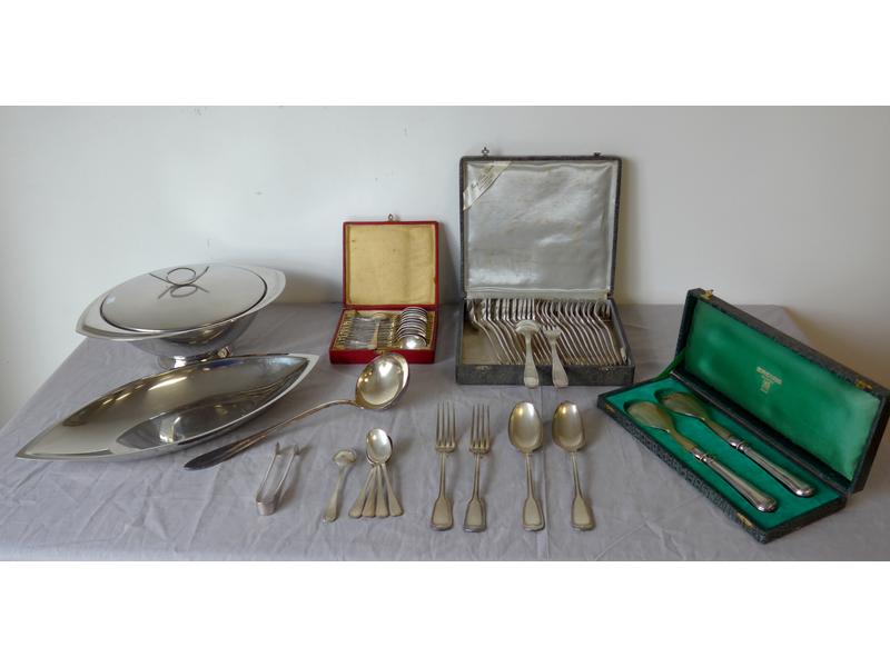 LOT EN METAL, comprenant : couverts à salade...