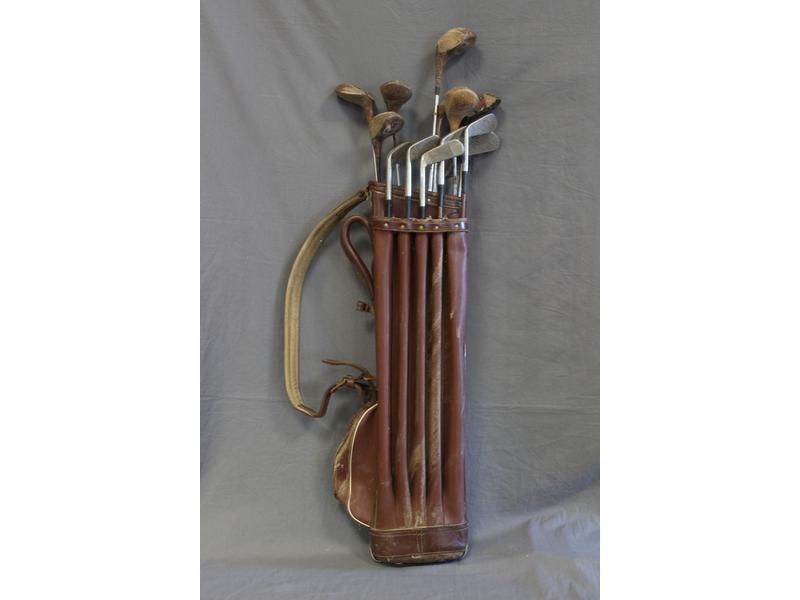 SAC DE GOLF vintage en cuir comprenant cinq...