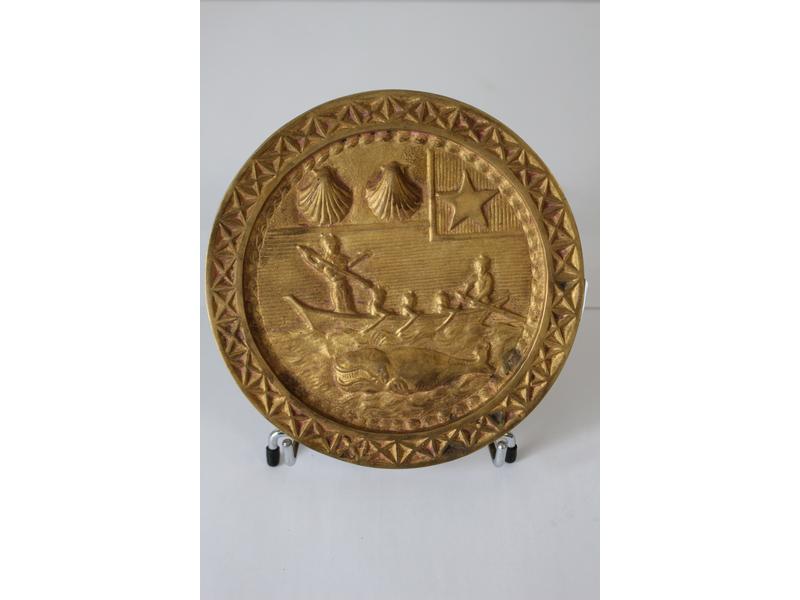 MEDAILLON en bronze doré aux armes de Biarritz...