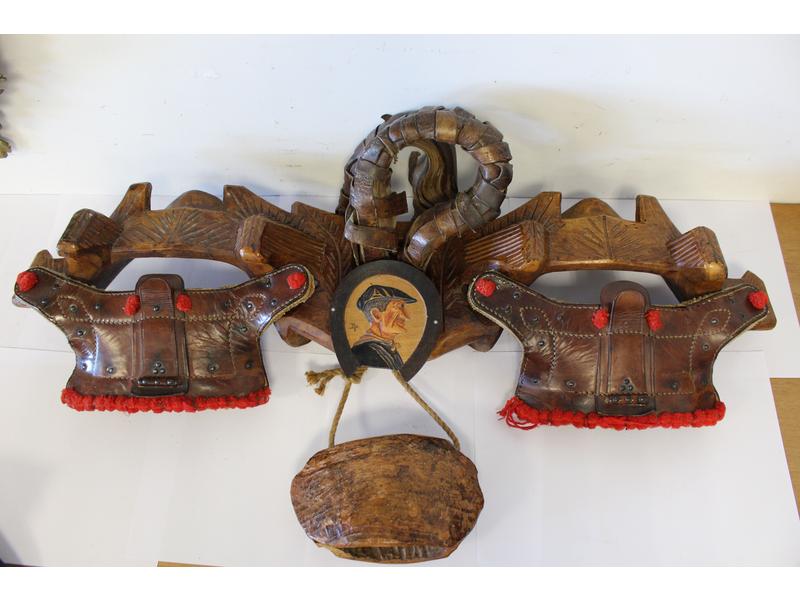 JOUG DE BOEUF en bois sculpté et monogrammé...