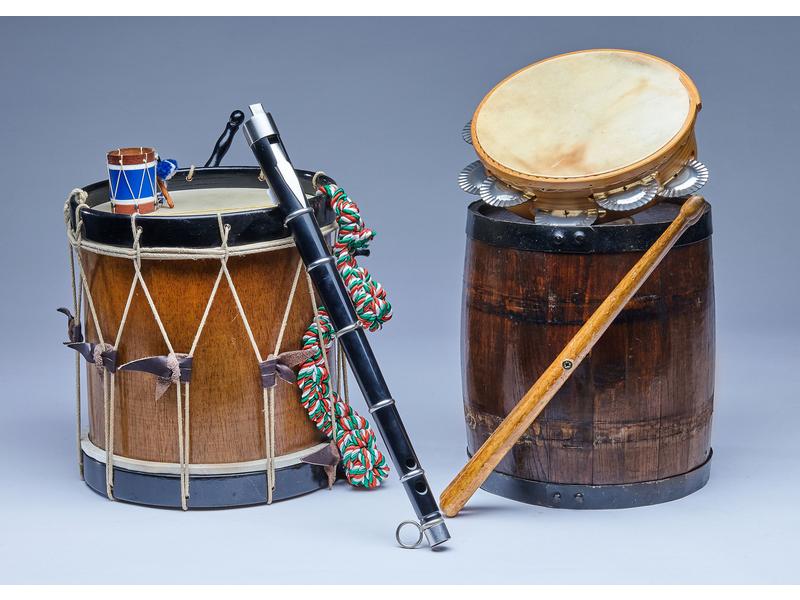TAMBOURIN, TXISTU, TAMBOUR ET PETIT TONNEAU...