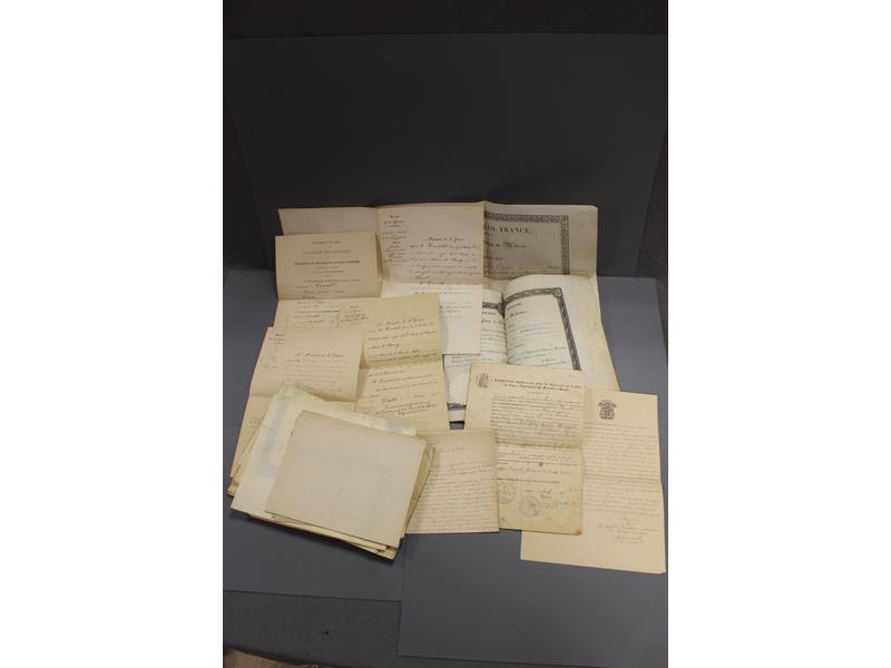 Lot de documents anciens : actes notariés,...