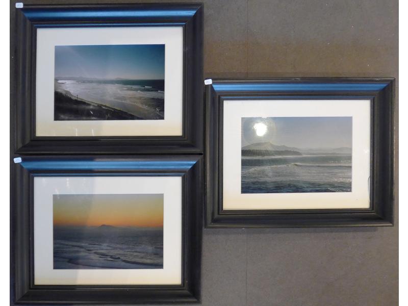 "TROIS PHOTOGRAPHIES EN COULEURS encadrées...