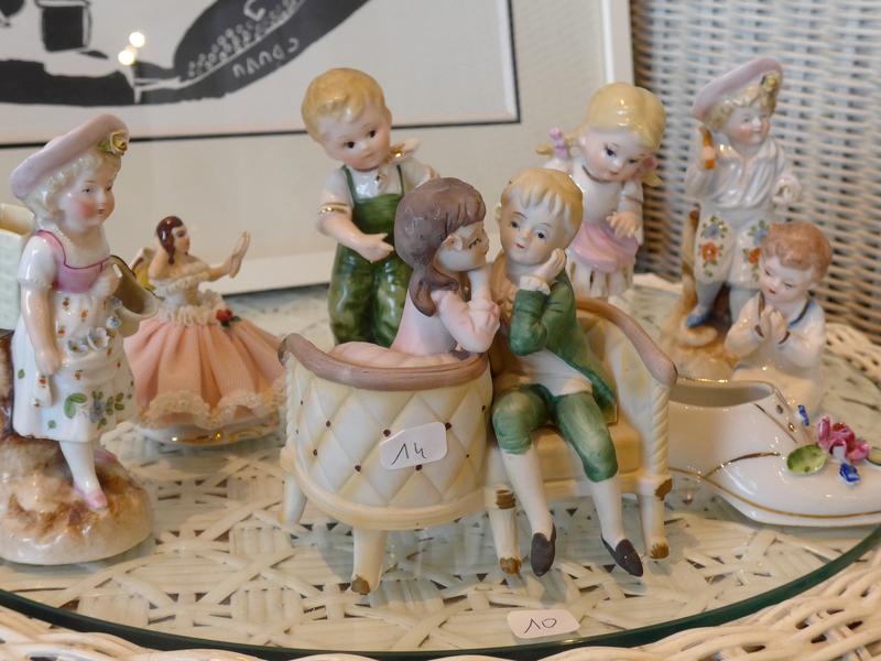 LOT DE SIX PETITES FIGURINES en porcelaine...
