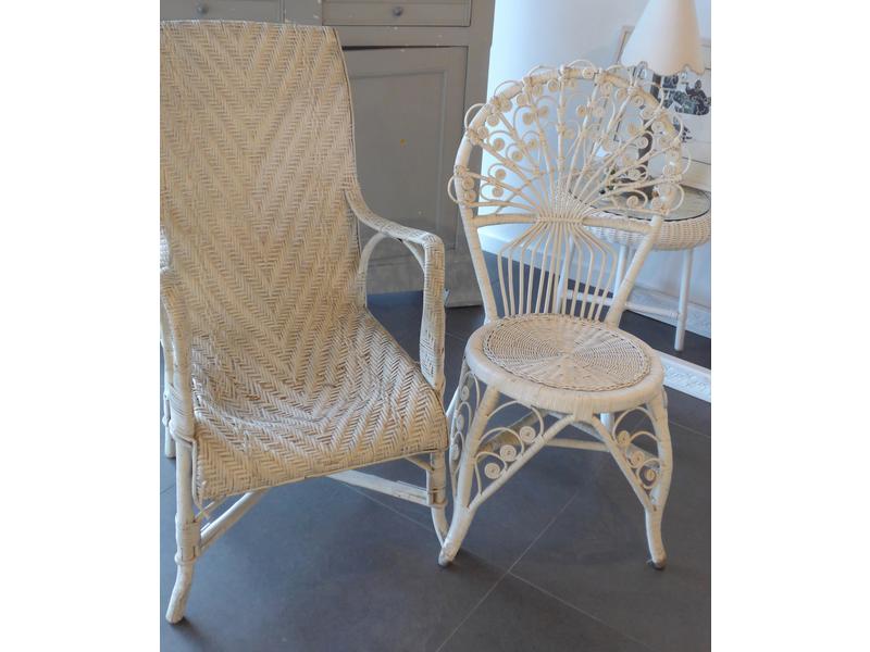 DEUX FAUTEUILS en rotin blanc dont un en...