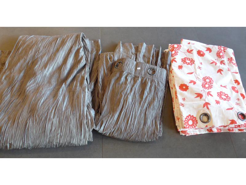 LOT PAIRE DE RIDEAUX en tafta gris et UNE...