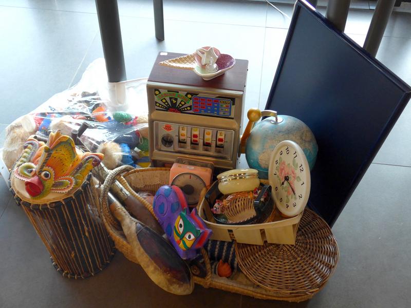 LOT DE JOUETS : peluches, machine à sous...