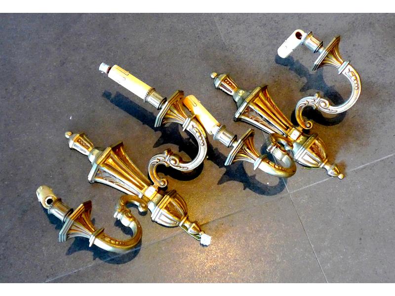 PAIRE D’APPLIQUES en bronze doré à deux lumières...