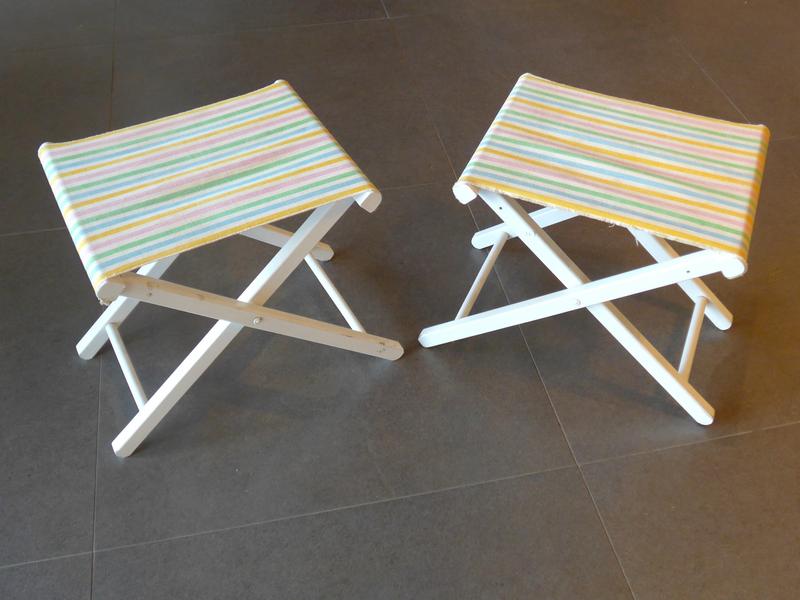 PAIRE DE TABOURETS pliant blanc assise à...