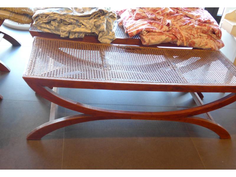 TROIS BANQUETTES rectangulaire de forme curule...