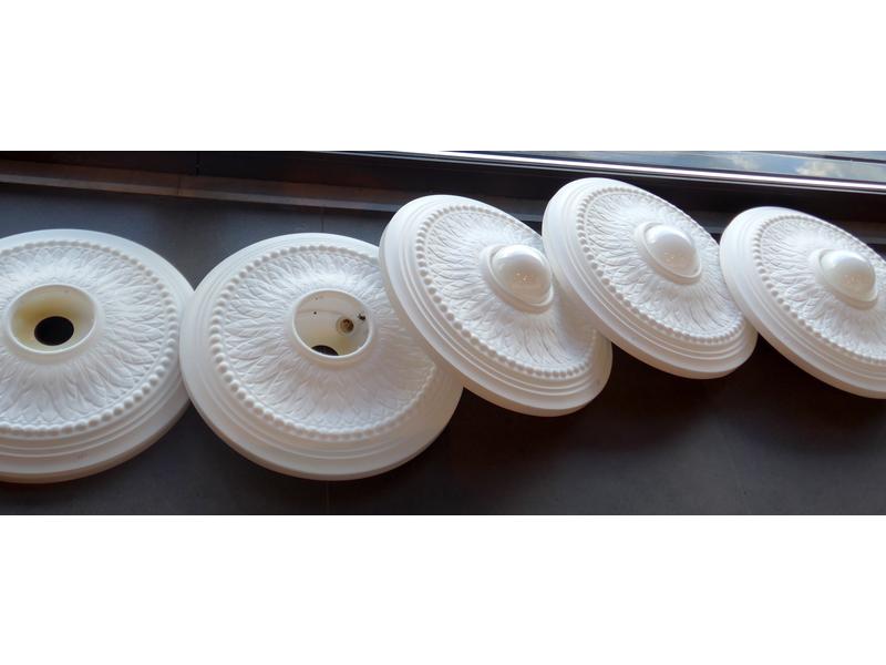 CINQ SUSPENSIONS en plastique blanc circulaire...