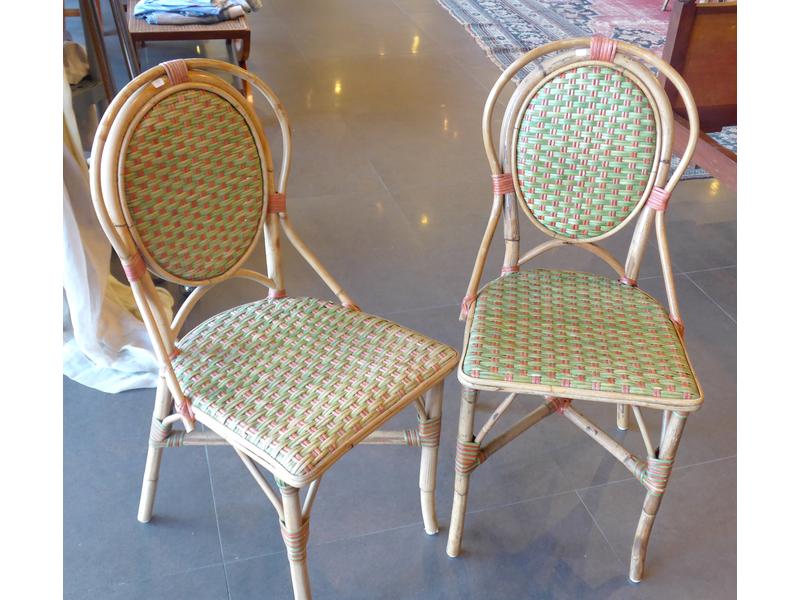 PAIRE DE CHAISES en rotin rouge et verte...