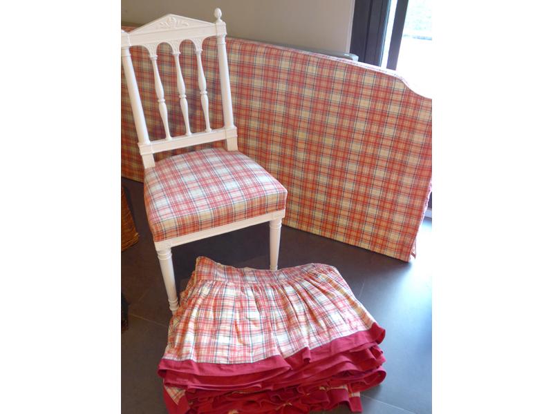 LOT POUR CHAMBRE : à carreaux rouge comprenant...