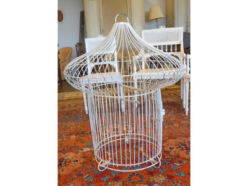 GRANDE CAGE à oiseaux en fer forgé blanc...