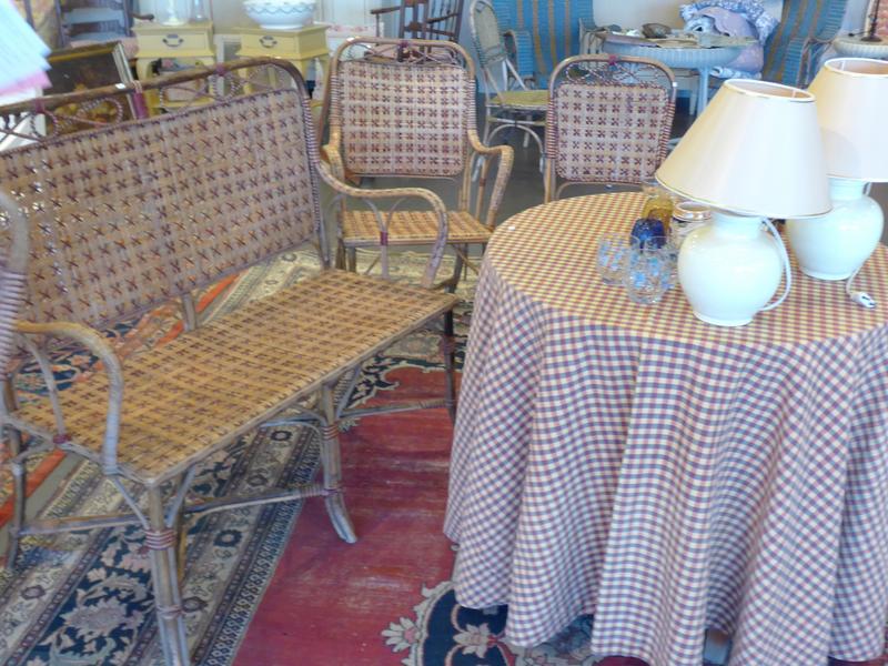 SALON en rotin naturel et rouge comprenant...