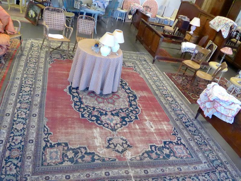 GRAND TAPIS en laine fait main à décor sur...