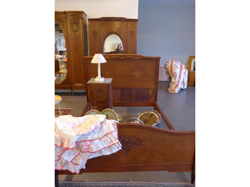 ENSEMBLE DE CHAMBRE A COUCHER. Mobilier en...