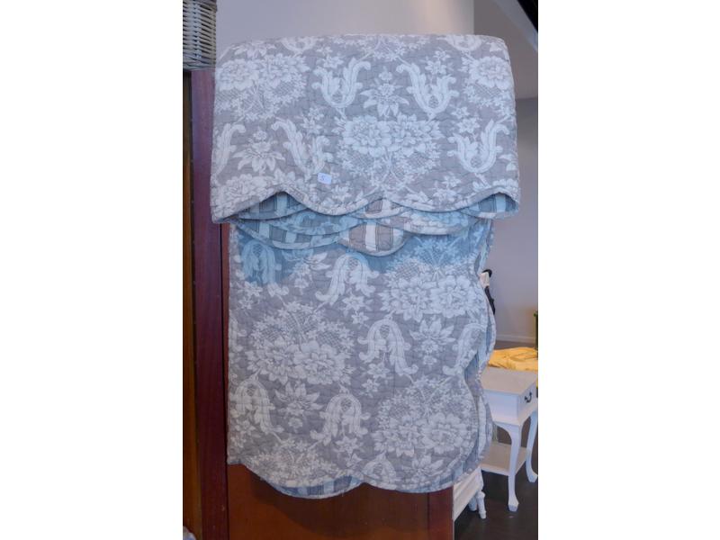 LOT : PLAID en coton imprimé gris et blanc...