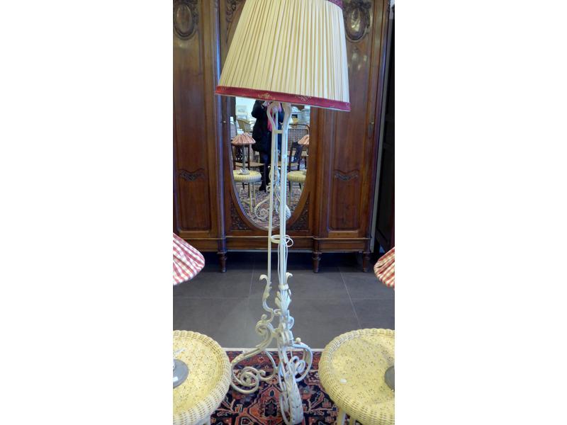 LAMPE DE PARQUET en fer forgé blanc fût ajouré...