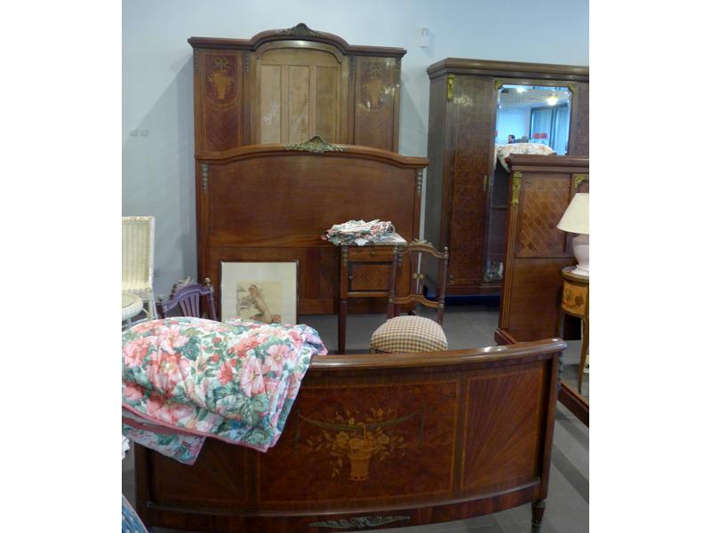 "Chambre à coucher en acajou et placage comprenant...