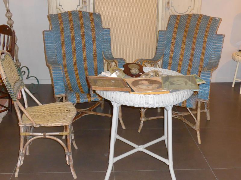 MOBILIER en rotin bleu comprenant une paire...